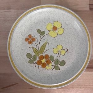 Set of SIX (6) Sunshine Flowers by Hearthside salad plates 70s kitchen